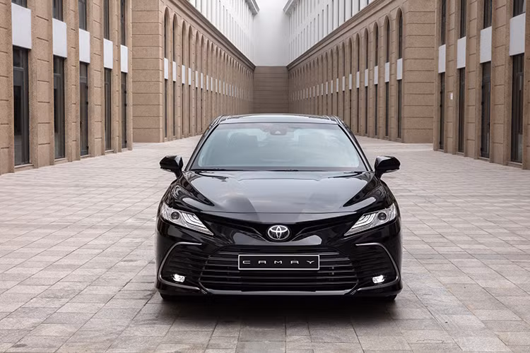 Ngoài những trang bị an toàn cơ bản, Camry mới cũng sở hữu hàng loạt tính năng tiên tiến hỗ trợ người lái bao gồm Hệ thống cảnh báo điểm mù (BSM), Hệ thống cảnh báo phương tiện cắt ngang (RCTA), Camera 360, 8 cảm biến hỗ trợ đỗ xe…