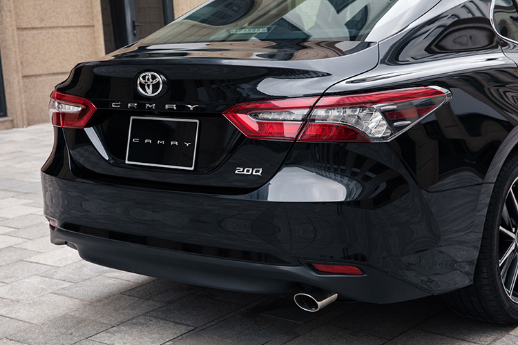 Camry 2022 mới sở hữu thiết kế hiện đại phong cách, khơi gợi cảm hứng đồng thời vẫn duy trì đẳng cấp của một mẫu sedan hàng đầu. Ở phiên bản mới, Camry mang đến ngoại hình ngày càng trẻ trung và sang trọng với lưới tản nhiệt mở rộng cùng những chi tiết mạ crom nổi bật. Cụm đèn hậu được tinh chỉnh nhẹ góp phần mang lại vẻ ngoài thời thượng. Ngoài ra, Camry được trang bị la-zăng 18 inch thể thao mới.