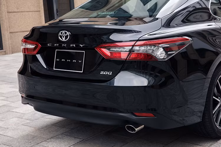 Camry 2022 mới sở hữu thiết kế hiện đại phong cách, khơi gợi cảm hứng đồng thời vẫn duy trì đẳng cấp của một mẫu sedan hàng đầu. Ở phiên bản mới, Camry mang đến ngoại hình ngày càng trẻ trung và sang trọng với lưới tản nhiệt mở rộng cùng những chi tiết mạ crom nổi bật. Cụm đèn hậu được tinh chỉnh nhẹ góp phần mang lại vẻ ngoài thời thượng. Ngoài ra, Camry được trang bị la-zăng 18 inch thể thao mới.