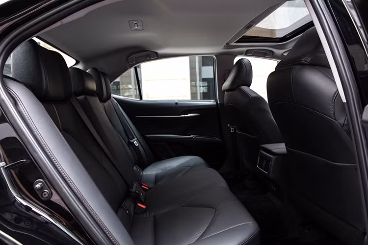 Đặc biệt trên phiên bản 2.5Q, động cơ 2.5L sản sinh công suất cực đại đạt 207 hp tại 6600 vòng/phút và mô-men xoắn cực đại đạt 250 Nm tại 5000 vòng/phút. Mẫu xe tiết kiệm nhiên liệu hơn với mức tiêu thụ đạt 7.1 L/100km trên đường hỗn hợp.