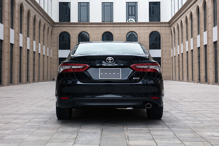 Không nằm ngoài số đó, Camry là mẫu xe tiếp theo được trang bị hệ thống an toàn toàn cầu Toyota Safety Sense bao gồm; Cảnh báo tiền va chạm (PCS), Điều khiển hành trình chủ động (DRCC), Hỗ trợ giữ làn đường và cảnh báo lệch làn đường (LTA &amp; LDA), Đèn chiếu xa tự động (AHB).