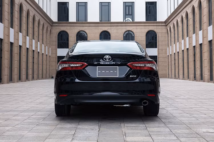 Không nằm ngoài số đó, Camry là mẫu xe tiếp theo được trang bị hệ thống an toàn toàn cầu Toyota Safety Sense bao gồm; Cảnh báo tiền va chạm (PCS), Điều khiển hành trình chủ động (DRCC), Hỗ trợ giữ làn đường và cảnh báo lệch làn đường (LTA &amp; LDA), Đèn chiếu xa tự động (AHB).