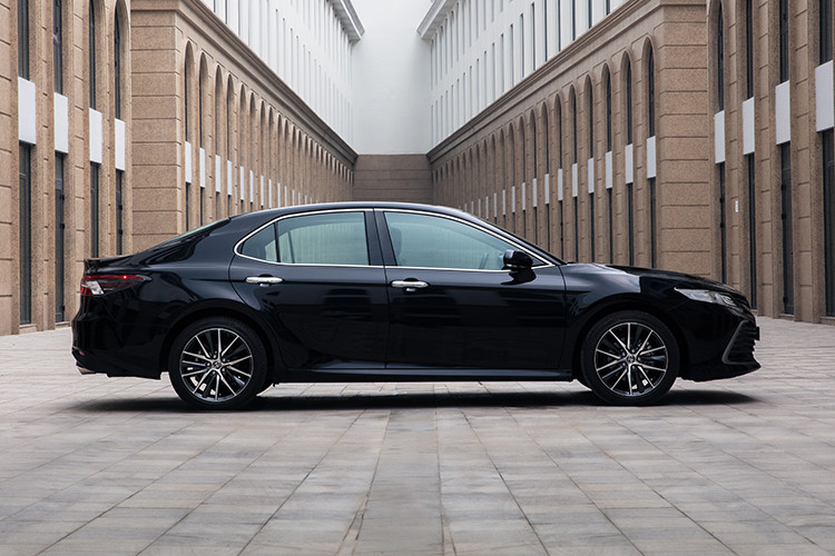 Đặc biệt, với sự xuất hiện của phiên bản Toyota Camry Hybrid 2022 mới hứa hẹn mang lại những trải nghiệm thú vị, phong cách sống đẳng cấp. Cùng với đó, để hiện thực hóa giấc mơ sở hữu mẫu sedan hàng đầu cho những doanh nhân trẻ, Toyota bổ sung thêm phiên bản 2.0Q với công nghệ tiên tiến, đẳng cấp, đáp ứng mọi nhu cầu của khách hàng.