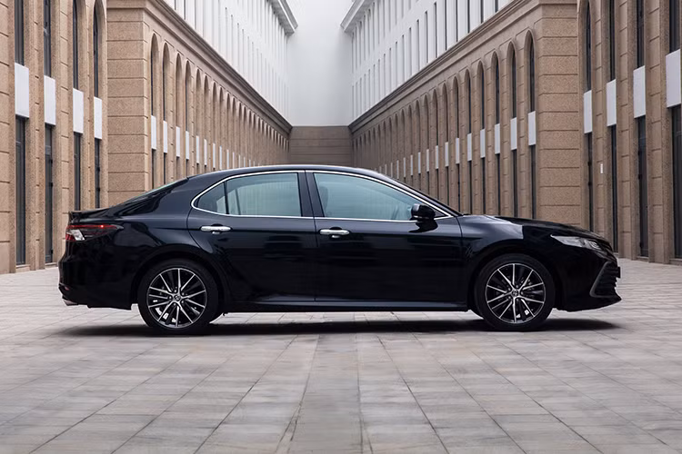 Đặc biệt, với sự xuất hiện của phiên bản Toyota Camry Hybrid 2022 mới hứa hẹn mang lại những trải nghiệm thú vị, phong cách sống đẳng cấp. Cùng với đó, để hiện thực hóa giấc mơ sở hữu mẫu sedan hàng đầu cho những doanh nhân trẻ, Toyota bổ sung thêm phiên bản 2.0Q với công nghệ tiên tiến, đẳng cấp, đáp ứng mọi nhu cầu của khách hàng.