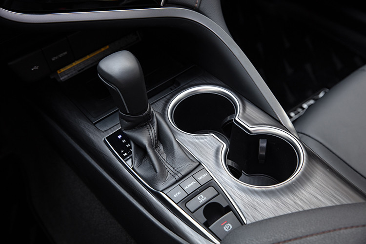 Camry mới tiếp tục được phát triển trên nền tảng TNGA - duy trì độ bám đường, đồng thời tăng cường sự ổn định và cân bằng khi lái cũng như sự linh hoạt và mở rộng tầm nhìn cho người lái.