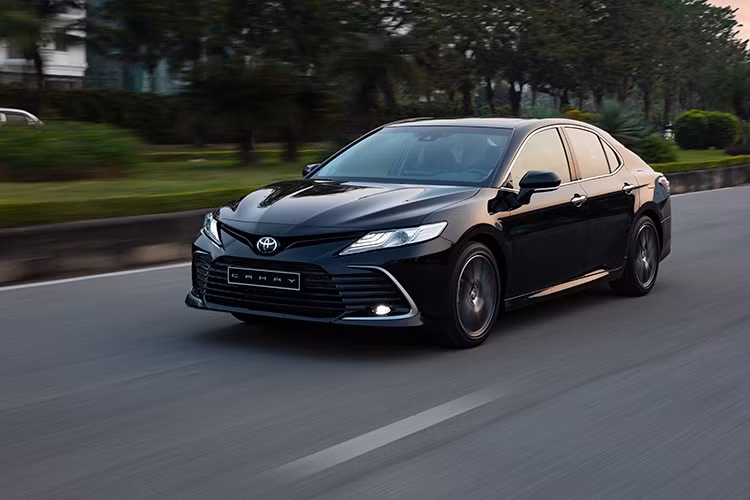Toyota Camry được phân phối tại thị trường Việt Nam với 04 màu ngoại thất (Đen 218, Đen 222, Đỏ, Trắng ngọc trai) và 02 màu nội thất (Đen, Be). Mức giá xe Toyota Camry 2022 được phân phối chính hãng từ 1,050 tỷ đồng đến 1,449 tỷ đồng - tăng đáng kể so với thế hệ trước đó.