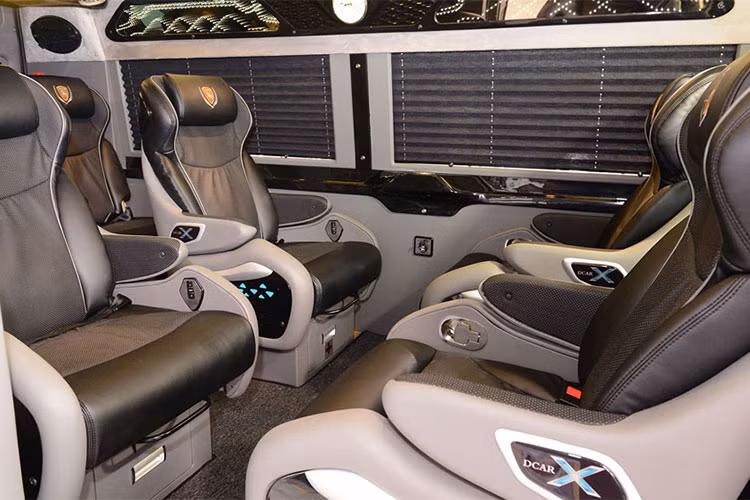 Khoang hành khách 07 ghế ngồi với hàng ghế đầu tiên có thể xoay 180 độ tạo thành một phòng họp di động trong xe. Hàng ghế thứ 2 trong khoang hành khách có tích hợp massage được coi là hàng ghế VIP trong xe,... mang lại cảm giác thoải mái cho người ngồi dù ở tư thế nào.