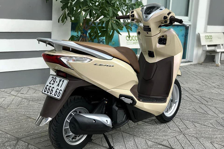 Mới đây, một chiếc xe tay ga Honda Lead mang biển số Hà Nội cực đẹp (29X1 66.666 - ngũ quý 6) lưu lạc đến tận Sài Gòn và được một dân chơi xe máy biển độc chào bán với giá 148 triệu đồng. Mức giá này được xem là cao gấp nhiều lần xe mới, giá xe Honda Lead mới tại Việt Nam hiện được niêm yết từ khoảng 37,5 triệu đồng. 