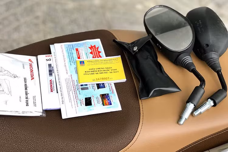 Một điểm mới đáng chú ý trên Lead 125 mới đó là chiếc xe đã được trang bị hệ thống khóa thông minh Smart Key, bao gồm chức năng mở/tắt xe từ xa và hệ thống xác định vị trí xe thông minh. Tại thị trường Việt Nam, những mẫu xe tay ga Honda và đặc biệt là Lead thường xuyên bị đội giá khá mạnh. Theo nhiều dân chơi xe máy biển độc đánh giá, chiếc Lead biển ngũ quý 6 trong bài viết này sở hữu mức giá khá hợp lý.