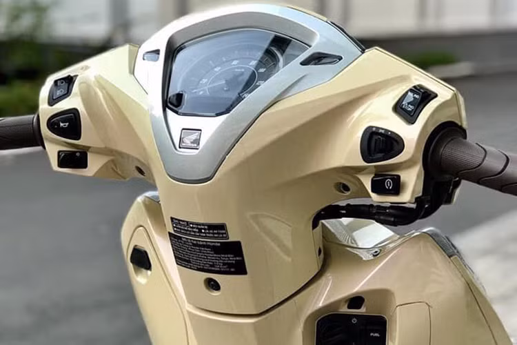 Được biết, chiếc Honda Lead biển ngũ quý 6 trong bài viết này thuộc phiên bản 2018. So với thế hệ cũ Lead 125 mới vẫn giữ "phom" của một chiếc xe tay ga đô thị, hướng tới nhóm khách hàng nữ giới. Tuy nhiên trên phiên bản mới này, Honda đã thay đổi nhiều chi tiết và đường nét hơn.