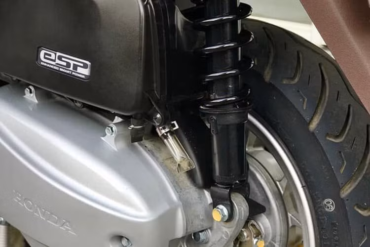 Tổng hòa các đường nét trên phiên bản Lead mới được điều chỉnh cho thon gọn và ôm sát người lái hơn, tạo cảm giác thoải mái khi lái xe. Dọc hai bên thân là những đường gờ nổi đậm và góc cạnh hơn, mang đến cho mẫu xe một diện mạo quen thuộc mà khác biệt so với bản cũ..