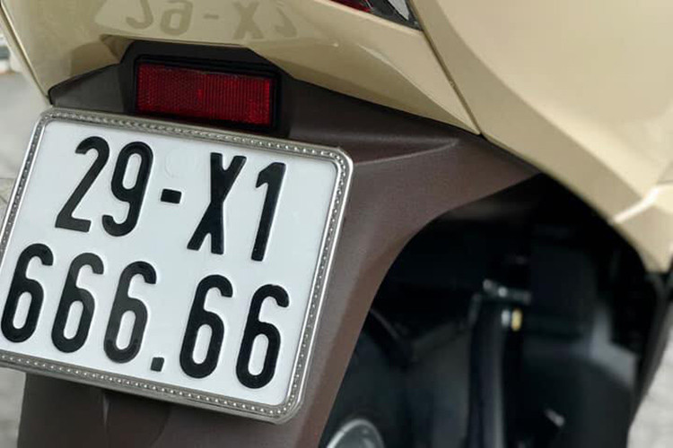 Ưu điểm mạnh nhất của mẫu xe tay ga Honda Lead 125 chính là khoang hành lý cực lớn vẫn tiếp tục được kế thừa trên thế hệ mới. Với dung tích lên tới hơn 37 lít, Lead 125 mới vẫn là mẫu xe có "cốp to" nhất trong số tất cả các dòng xe phổ thông bán tại Việt Nam. Hộp đựng đồ này thậm chí còn đủ chỗ chứa tới 2 mũ bảo hiểm cả đầu.