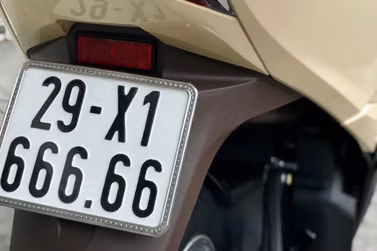 Ưu điểm mạnh nhất của mẫu xe tay ga Honda Lead 125 chính là khoang hành lý cực lớn vẫn tiếp tục được kế thừa trên thế hệ mới. Với dung tích lên tới hơn 37 lít, Lead 125 mới vẫn là mẫu xe có "cốp to" nhất trong số tất cả các dòng xe phổ thông bán tại Việt Nam. Hộp đựng đồ này thậm chí còn đủ chỗ chứa tới 2 mũ bảo hiểm cả đầu.