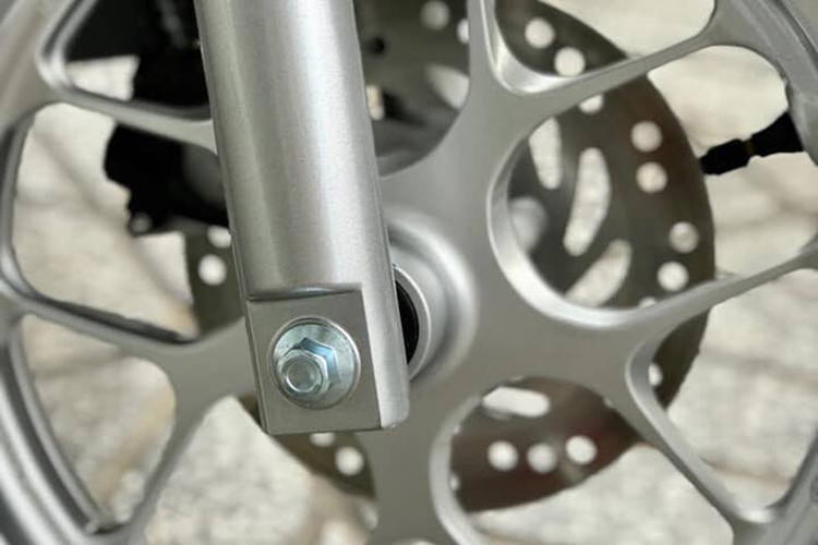 Giống như thế hệ cũ, Honda Lead 2018 mới vẫn được trang bị hệ thống phanh trước đĩa đơn 1 piston và phanh đùm phía sau. Tuy nhiên thay vì bộ mâm 5 cánh đơn của phiên bản trước, chiếc xe đã được Honda thay cho mâm 5 cánh kép hình chữ Y - kiểu dáng tương tự nhiều dòng xe Honda hiện nay như MSX125 hay SH Mode.