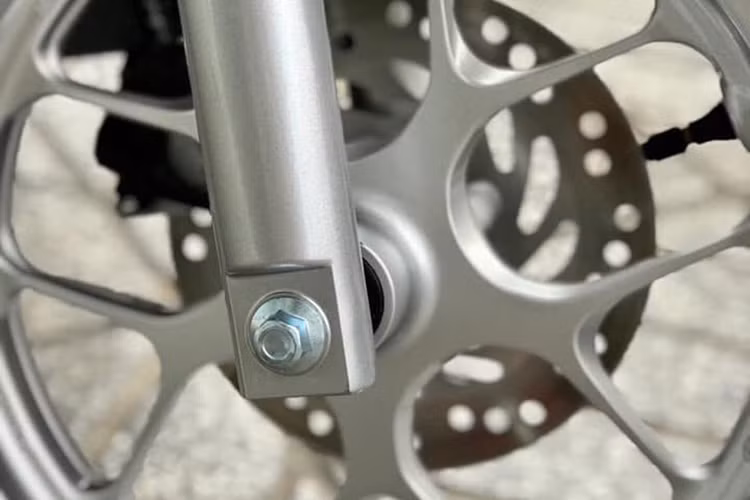 Giống như thế hệ cũ, Honda Lead 2018 mới vẫn được trang bị hệ thống phanh trước đĩa đơn 1 piston và phanh đùm phía sau. Tuy nhiên thay vì bộ mâm 5 cánh đơn của phiên bản trước, chiếc xe đã được Honda thay cho mâm 5 cánh kép hình chữ Y - kiểu dáng tương tự nhiều dòng xe Honda hiện nay như MSX125 hay SH Mode.