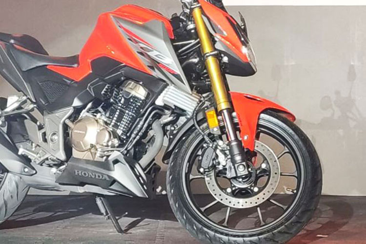 Trang bị tiêu chuẩn của Honda CB300F bao gồm cặp phuộc trước hành trình ngược với vỏ phuộc màu vàng bắt mắt, trong khi đó giảm xóc sau là loại lò xo trụ đơn. Cuối cùng, Honda CB300F còn được trang bị hệ thống kiểm soát lực kéo HSTC giúp chống trượt bánh sau.