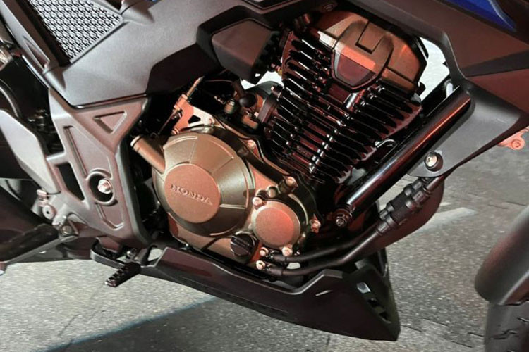 Cung cấp sức mạnh cho xe là khối động cơ xylanh đơn, 4 thì, dung tích 293,5cc, làm mát dầu. Đi kèm với động cơ này là hệ thống phun xăng điện tử PGM-Fi và hộp số côn tay 6 cấp.