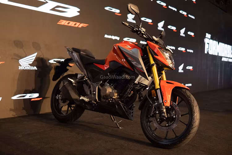Honda Ấn Độ vừa chính thức ra mắt một mẫu xe môtô hoàn toàn mới ở phân khúc naked-bike hạng nhẹ là CB300F. Theo nhà sản xuất Nhật Bản, mẫu xe Honda CB300F 2022 mới sẽ bổ sung thêm một lựa chọn xe cho khách hàng tại nước này bên cạnh các sản phẩm như CB300R, CB350RS và CB350 H'ness.