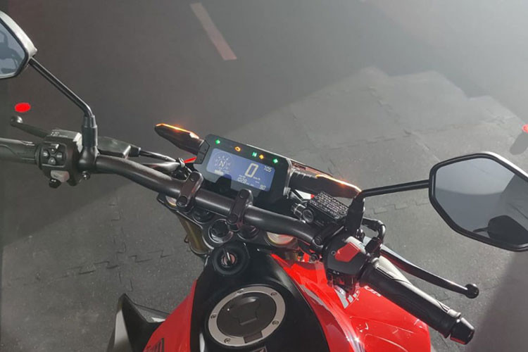 Bảng đồng hồ của xe là màn hình LCD kỹ thuật số khá giống với trang bị trên Honda CB300R, tuy nhiên màn hình này được tích hợp thêm tính năng kết nối Bluetooth với điện thoại thông minh cùng khả năng điều khiển bằng giọng nói.