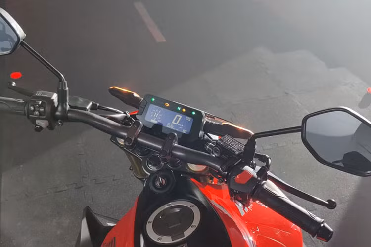 Bảng đồng hồ của xe là màn hình LCD kỹ thuật số khá giống với trang bị trên Honda CB300R, tuy nhiên màn hình này được tích hợp thêm tính năng kết nối Bluetooth với điện thoại thông minh cùng khả năng điều khiển bằng giọng nói.