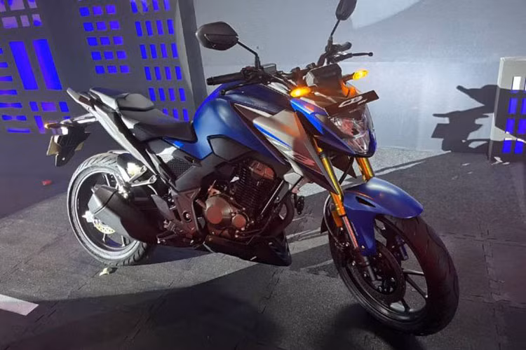 Bộ vành chiếc xe naked-bike hoàn toàn mới này có kích thước 17 inch đi kèm phanh đĩa tích hợp hệ thống chống bó cứng phanh ABS kênh đôi.