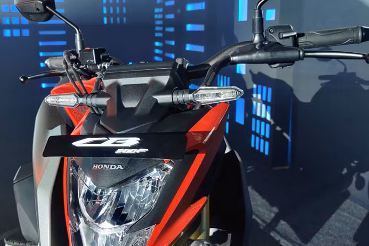 Hệ thống chiều sáng trên xe mẫu xe môtô Honda CB300F 2022 tại thị trường Ấn Độ gồm đèn pha, đèn xinhan và đèn hậu đều ứng dụng công nghệ LED hiện đại giúp tăng hiệu năng chiếu sáng.
