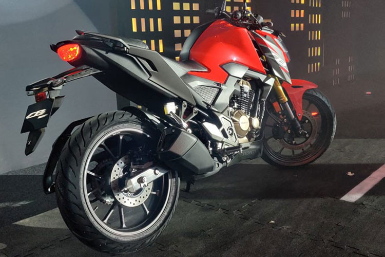 Về ngoại hình, Honda CB300F hoàn toàn mới mang thiết kế thể thao hiện đại, khác với phong cách Neo-Retro của Honda CB300R hay phong cách cổ điển của CB350 H'ness. Cụ thể hơn, dàn áo của xe được tạo hình khá sắc sảo và hầm hố với các đường nét cắt ở mặt đèn pha hai cánh gió.