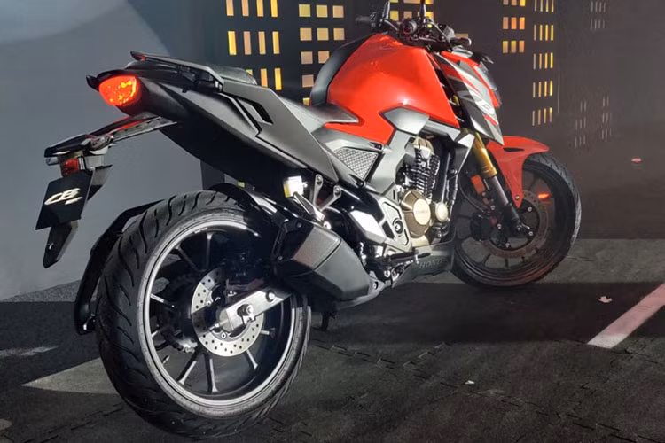 Về ngoại hình, Honda CB300F hoàn toàn mới mang thiết kế thể thao hiện đại, khác với phong cách Neo-Retro của Honda CB300R hay phong cách cổ điển của CB350 H'ness. Cụ thể hơn, dàn áo của xe được tạo hình khá sắc sảo và hầm hố với các đường nét cắt ở mặt đèn pha hai cánh gió.