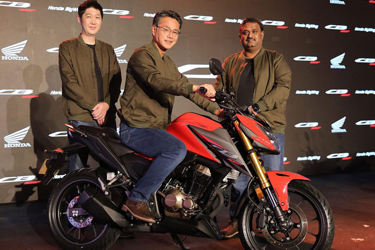 Giá xe Honda CB300F 2022 tại Ấn Độ tương ứng cho 2 phiên bản gồm DLX và DLX Pro lần lượt ở mức 225.900 Rupee và 228.900 Rupee (tương đương 66,6 triệu đồng và 67,5 triệu đồng). Đây là mức giá rất hấp dẫn cho một mẫu naked-bike với động cơ 300cc tại thị trường Ấn Độ.