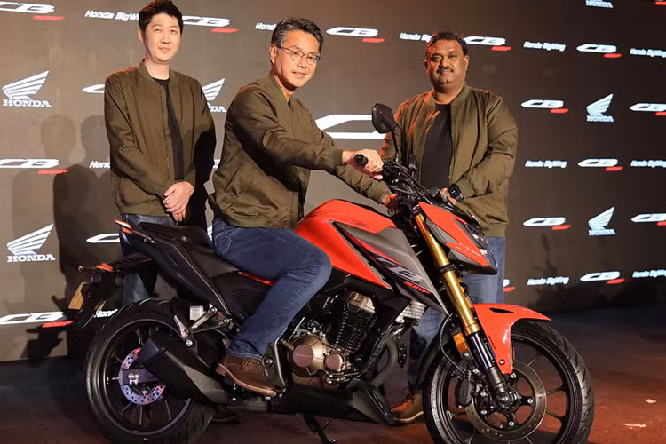 Giá xe Honda CB300F 2022 tại Ấn Độ tương ứng cho 2 phiên bản gồm DLX và DLX Pro lần lượt ở mức 225.900 Rupee và 228.900 Rupee (tương đương 66,6 triệu đồng và 67,5 triệu đồng). Đây là mức giá rất hấp dẫn cho một mẫu naked-bike với động cơ 300cc tại thị trường Ấn Độ.