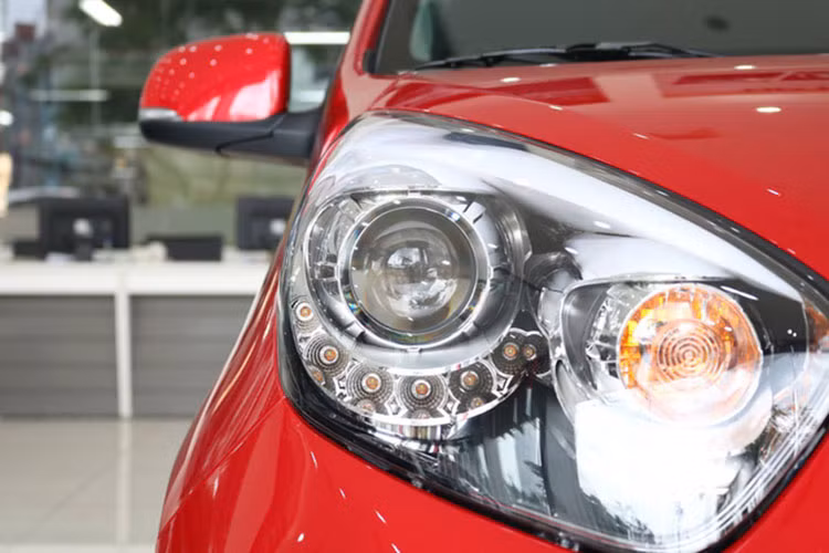 Được "làm mới" lại so với thế hệ hiện tại, Morning mới sẽ không còn giữ kiểu dáng khá bầu bĩnh, "đáng yêu" như hiện nay. Xe sở hữu đèn pha vẫn là loại halogen kết hợp thấu kính. Một điểm nhấn đặc biệt trong thiết kế của xe đó là các đường viền hốc hút gió cản trước thiết kế trẻ trung hơn.