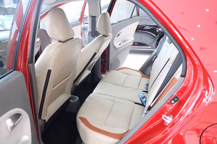 Không gian cabin của xe hứa hẹn cũng sẽ rộng hơn do được hãng xe Kia thiết kế lại. Những trang bị an toàn nổi bật trên mẫu xe cỡ nhỏ, giá rẻ này bao gồm kiểm soát ổn định thân xe, ổn định đường thẳng và torque vectoring (điều chỉnh vô lăng theo mô-men), phanh ABS khẩn cấp tự động, cảnh báo va chạm phía trước và kiểm soát áp suất lốp.