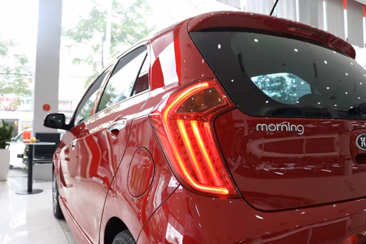 Khác biệt với phần đầu xe sở hữu bóng đèn dạng halogen, cụm đèn hậu hình chữ C và đèn chiếu sáng ban ngày được trang bị dạng Led đầy cá tính. Đèn sương mù của xe dạng projector giống bản Si, mâm xe hợp kim dạng 4 chấu kép cỡ lớn có kích thước 15 inch.