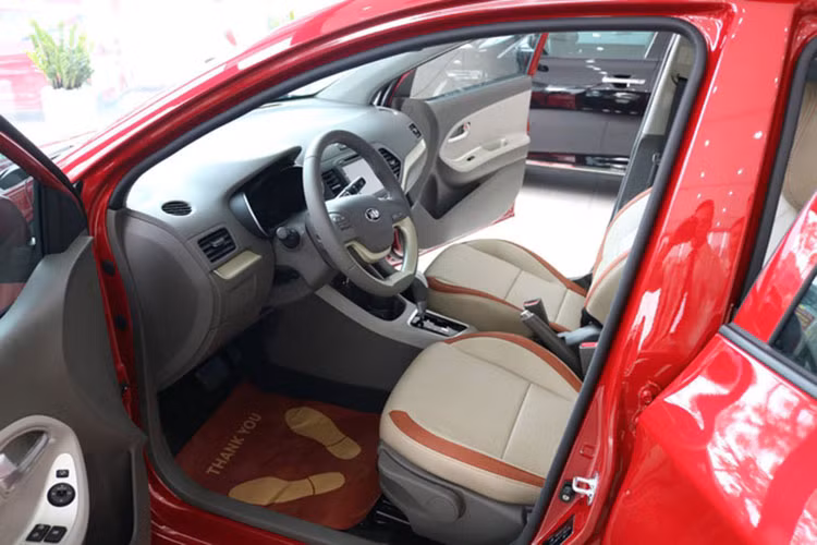 Trên mẫu Morning S 2017 này, hãng xe ôtô Kia đã trang bị cho xe màn hình cảm ứng 8 inch, kết nối qua Bluetooth, USB, AUX. Điều hòa tự động một vùng. Vô-lăng đa chức năng với các phím bấm điều chỉnh nhanh. Toàn bộ ghế ngồi bọc da. Hàng ghế sau có thể gập 60:40 gia tăng không gian chứa đồ.