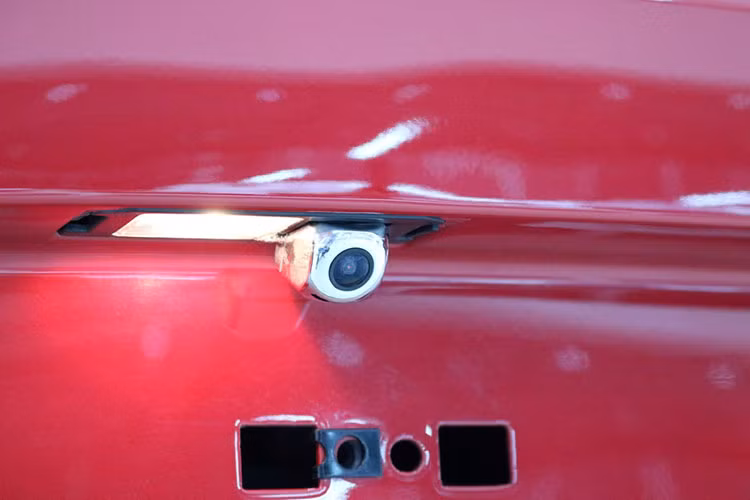 Điểm nâng cấp về mặt tính năng đáng giá trên Morning S 2017 là trang bị camera lùi và 2 túi khí (cho người lái và hành khách hàng ghế trước).