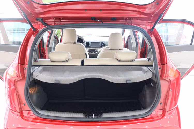 Kia Morning S 2017 tại Việt Nam vẫn dùng động cơ 4 xy-lanh, Kappa 1.25L, cho công suất 86 mã lực tại 6.000 vòng/phút và mô-men xoắn 120 Nm tại 4.000 vòng/phút. Hộp số tự động 4 cấp và hệ dẫn động cầu trước.