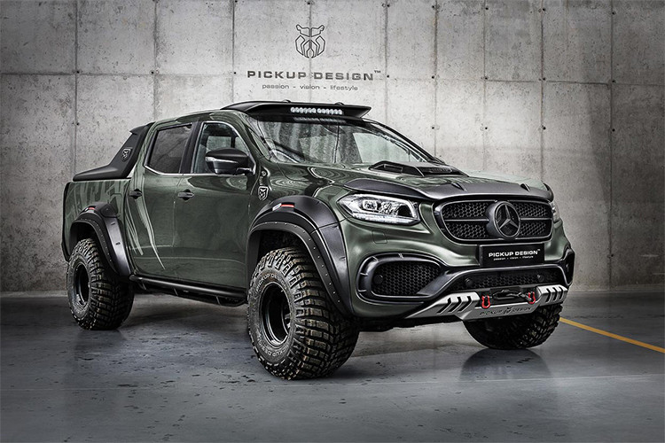Ở phiên bản bán tải Mercedes- Benz X-Class Off-Road, chiếc xe sở hữu bộ bánh lớn và hầm hố. Xe được bọc ốp nhựa bảo vệ ở phía trước và quanh vòm bánh, các vòm bánh xe loe cực rộng, vỏ bảo vệ động cơ mới cùng các thanh bên sườn xe và thanh đèn gắn trên mái xe để cung cấp cho lái xe cái nhìn tốt hơn vào ban đêm.