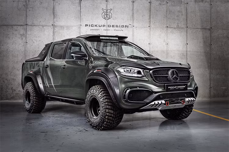 Ở phiên bản bán tải Mercedes- Benz X-Class Off-Road, chiếc xe sở hữu bộ bánh lớn và hầm hố. Xe được bọc ốp nhựa bảo vệ ở phía trước và quanh vòm bánh, các vòm bánh xe loe cực rộng, vỏ bảo vệ động cơ mới cùng các thanh bên sườn xe và thanh đèn gắn trên mái xe để cung cấp cho lái xe cái nhìn tốt hơn vào ban đêm.