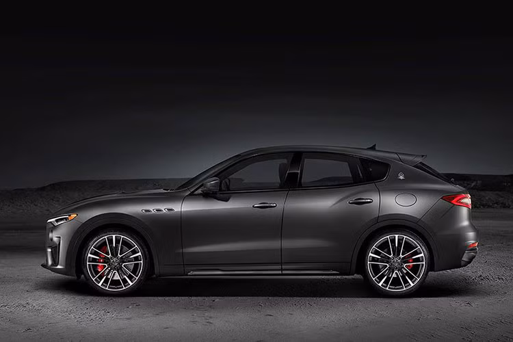 Bên cạnh đó, hệ thống kiểm soát thân xe tích hợp IVC (Integrated Vehicle Control) lần đầu tiên được Maserati trang bị cho một chiếc Levante giúp cải thiện độ linh động nhạy bén trong vận hành của xe, đem lại hiệu suất vận hành tối ưu. Ngoài ra, Levante Trofeo cũng vẫn có cả hệ thống ESP và kiểm soát độ bám Traction Control...