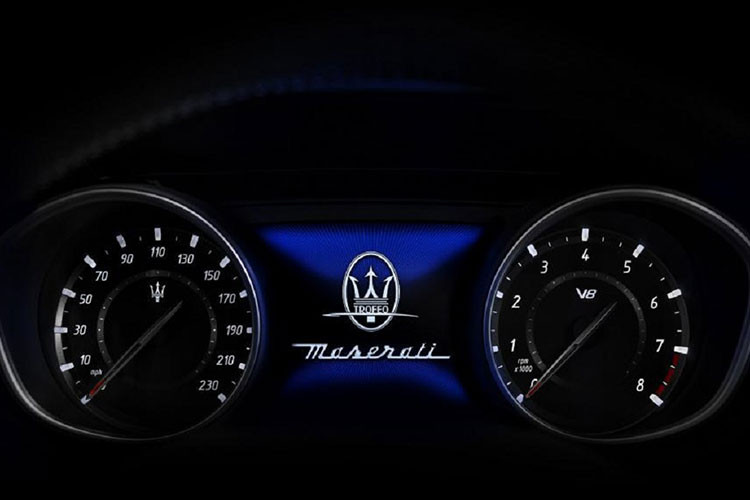 Sức mạnh của Levante Trofeo nằm ở động cơ 3.8L V8 Twin-Turbo do Ferrari phát triển, đạt công suất cực đại 590 mã lực tại 6.250v/ph và mô-men xoắn cực đại 730Nm tại dải vòng tua 2.250-5.000v/ph. Hệ dẫn động 4 bánh thông minh Q4 giúp tối ưu độ bám cho xe.