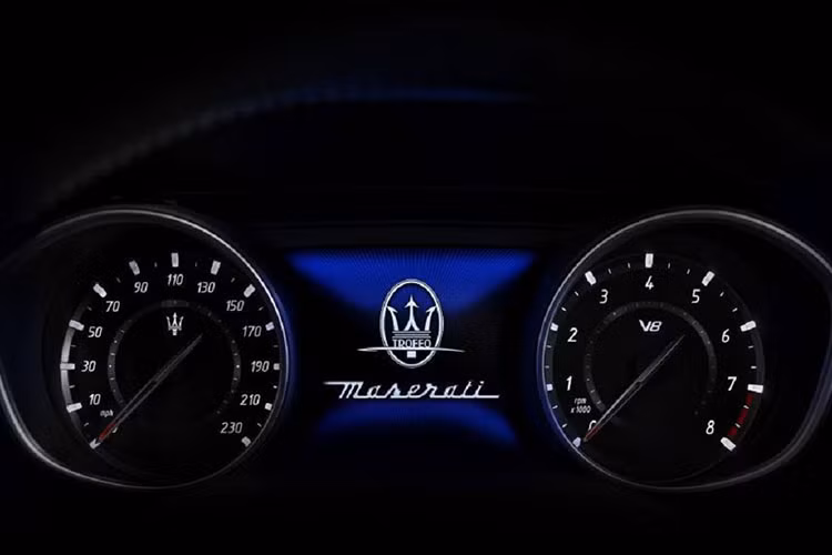 Sức mạnh của Levante Trofeo nằm ở động cơ 3.8L V8 Twin-Turbo do Ferrari phát triển, đạt công suất cực đại 590 mã lực tại 6.250v/ph và mô-men xoắn cực đại 730Nm tại dải vòng tua 2.250-5.000v/ph. Hệ dẫn động 4 bánh thông minh Q4 giúp tối ưu độ bám cho xe.