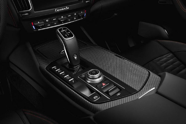 Trên Levante Trofeo, chế độ lái “Corsa” mới tích hợp chức năng tối ưu tăng tốc “Launch Control” được bổ sung thêm cùng với các chế độ sẵn có: Normal; I.C.E., Sport và Off-Road. Chế độ “Corsa” được điều chỉnh tối ưu đáp ứng của động cơ và mở van xả hết mức khi tăng tốc, cũng như thời gian chuyển số nhanh hơn, hệ thống treo khí nén hạ thân xe xuống mức thấp hơn, hệ thống giảm chấn Skyhook thể thao hơn.