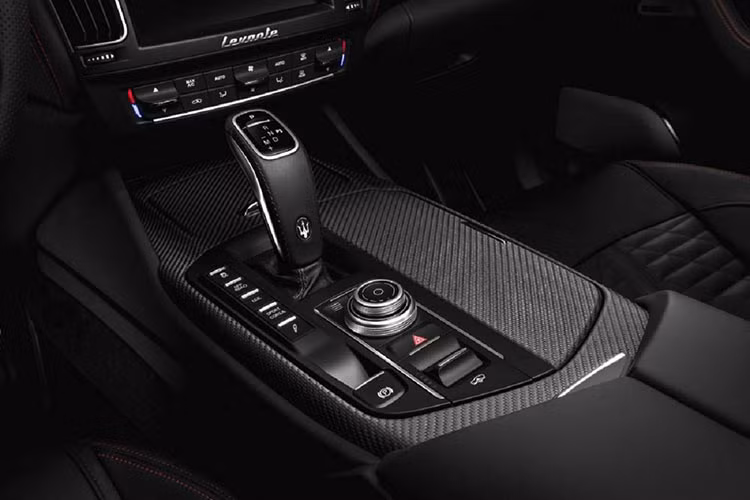 Trên Levante Trofeo, chế độ lái “Corsa” mới tích hợp chức năng tối ưu tăng tốc “Launch Control” được bổ sung thêm cùng với các chế độ sẵn có: Normal; I.C.E., Sport và Off-Road. Chế độ “Corsa” được điều chỉnh tối ưu đáp ứng của động cơ và mở van xả hết mức khi tăng tốc, cũng như thời gian chuyển số nhanh hơn, hệ thống treo khí nén hạ thân xe xuống mức thấp hơn, hệ thống giảm chấn Skyhook thể thao hơn.