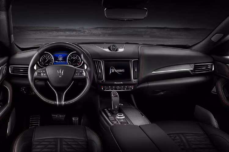 Bên trong xe, thiết kế nội thất của chiếc SUV Maserati Levante Trofeo mới là sự kết hợp vẻ đẹp sang trọng quý phái với chất thể thao tốc độ. Các ghế ngồi thể thao cao cấp bọc da, ấn tượng với chỉ khâu logo “Trofeo” trên tựa đầu ghế ngồi. Các chi tiết trang trí bằng sợi carbon xuất hiện, đồng hồ chỉ báo vòng tua có thêm logo “V8”.