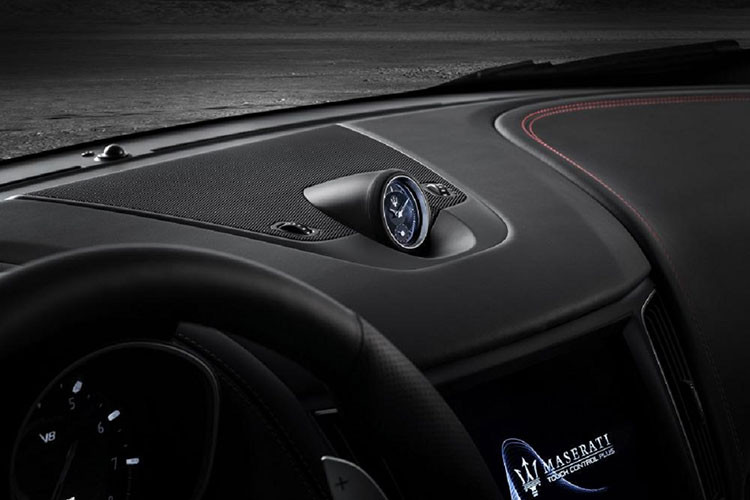 Tính nh năng giải trí của Trofeo được đánh giá cao với hệ thống Maserati Touch Control Plus tân tiến và bộ âm thanh 17 loa high-end Bowers &amp; Wilkins 1.280w. Maserati đã tạo ra chế độ lái Corsa mới với tính năng hỗ trợ xuất phát. Chế độ này cải thiện phản ứng động cơ và chuyển số trong khi giảm khoảng sáng gầm đồng thời tăng cường hệ thống treo.