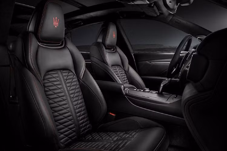 Levante Trofeo mới của Maserati được xem là một trong những chiếc SUV nhanh nhất thế giới với vận tốc đạt trên 300km/h. Hệ động lực của xe đạt tỉ lệ trọng lượng/công suất ở mức 3,6kg/hp. Hiệu suất phanh của xe 100-0km/h mất 34,5 mét.