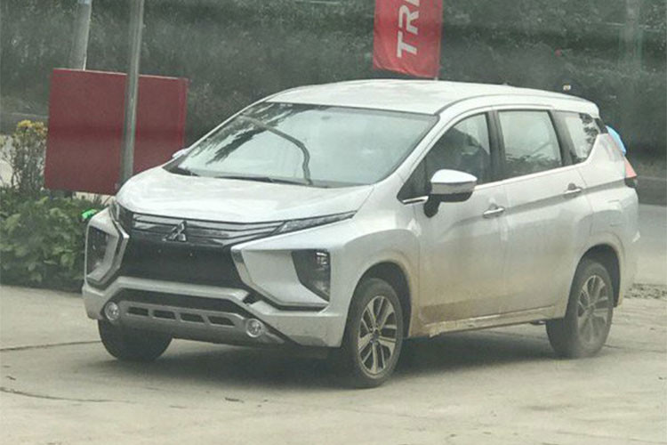 Những chiếc xe Mitsubishi Xpander mới đang chạy thử nghiệm tại các đại lý tại việt Nam, mới đây đã bị lộ diện với 2 phiên bản khác nhau. Theo chia sẻ từ tư vấn bán hàng một đại lý Mitsubishi tại Hà Nội cho hay, mẫu xe Xpander sắp bán ra thị trường với 2 phiên bản số sàn và số tự động.