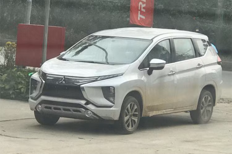 Những chiếc xe Mitsubishi Xpander mới đang chạy thử nghiệm tại các đại lý tại việt Nam, mới đây đã bị lộ diện với 2 phiên bản khác nhau. Theo chia sẻ từ tư vấn bán hàng một đại lý Mitsubishi tại Hà Nội cho hay, mẫu xe Xpander sắp bán ra thị trường với 2 phiên bản số sàn và số tự động.