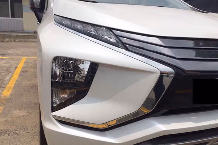 Phiên bản số sàn bị cắt đi đèn sương mù, lưới tản nhiệt nhựa đèn mờ và thiếu đi những chi tiết chrome, ngoại trừ phần viền dạng chữ X ở đầu xe đặc trưng của ngôn ngữ Dynamic Shield. Vành xe có thể là loại 16 inch, kết hợp lốp 205/55R16 hoặc vành 15 inch kèm vành 185/65R15.