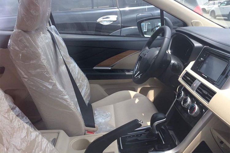 Đáng chú ý là hàng ghế thứ 2 rộng rãi cho 3 người ngồi, có thể gập gọn theo tỉ lệ 40 – 60 để người dùng vào hàng ghế thứ 3. Xe được trang bị hệ thống chống bó cứng phanh ABS, hệ thống phân bố lực phanh điện tử EBD, trợ lực phanh gấp BA, hỗ trợ khởi hành ngang dốc HSA, camera lùi, 2 túi khí trước, kiểm soát ổn định thân xe…